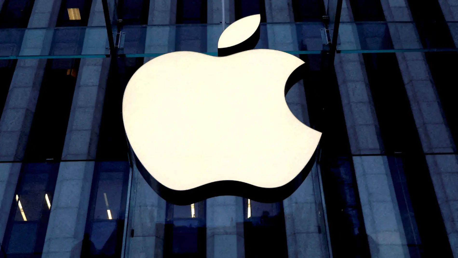 UE multa a Apple